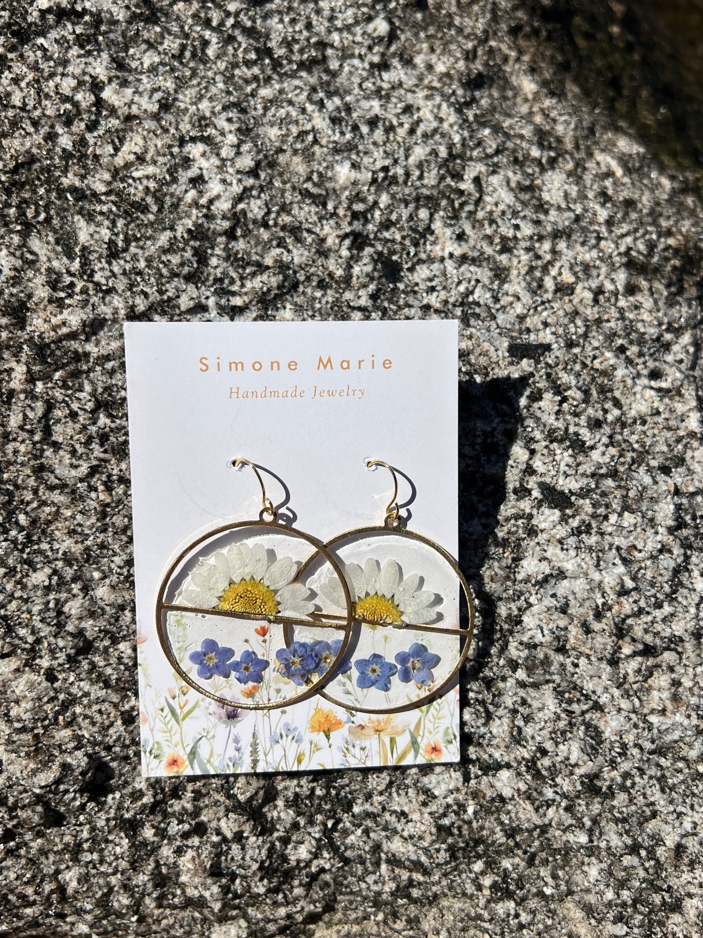 Half daisy with blue forget me nots