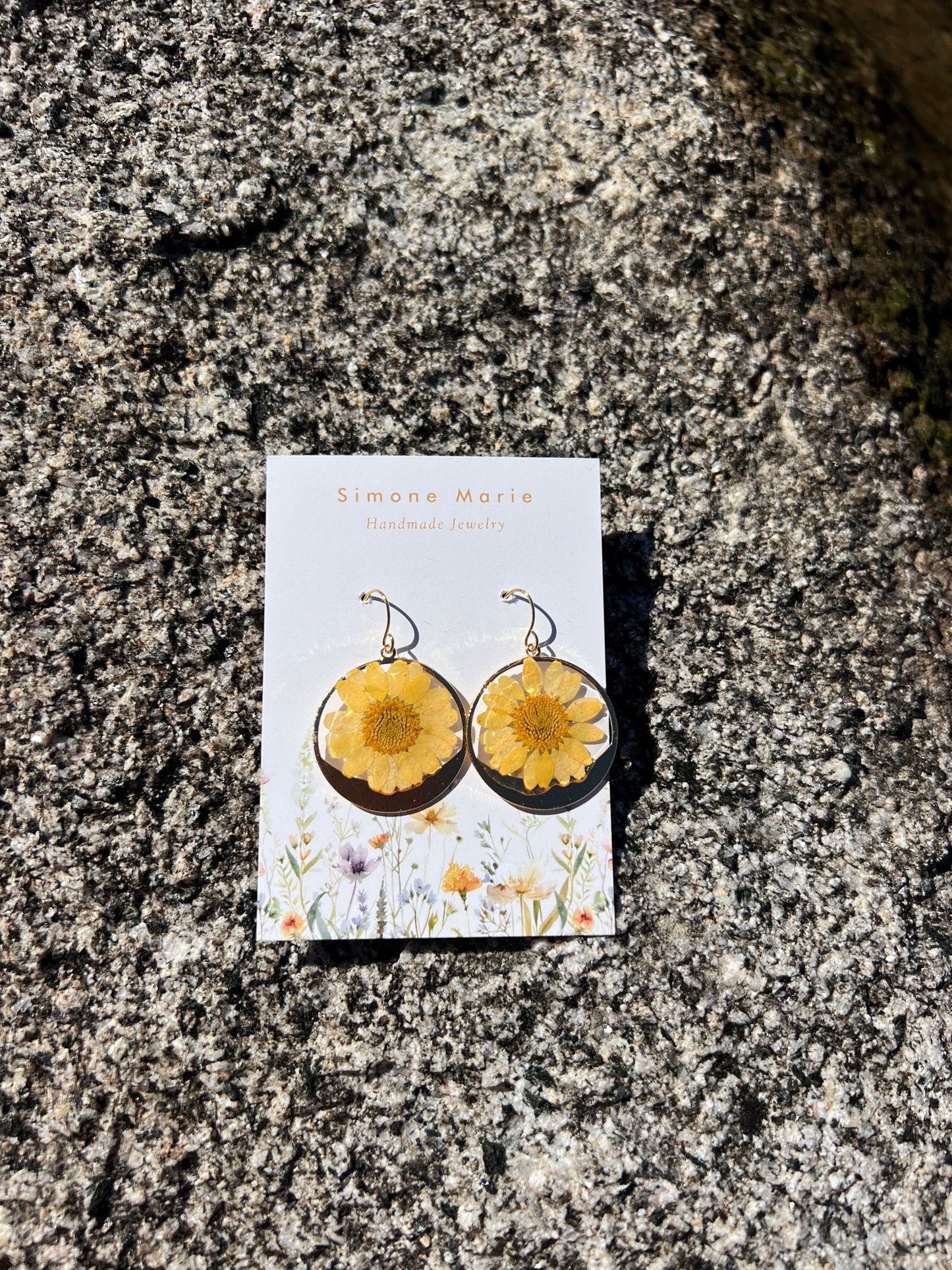 Full daisy in gold bezel